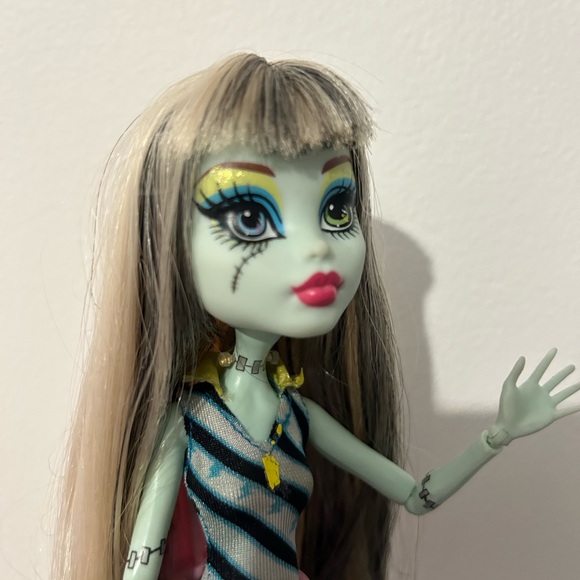 Monster High Doll Frankie Stein Picture Day: Wave 2 - Picture 4 of 7